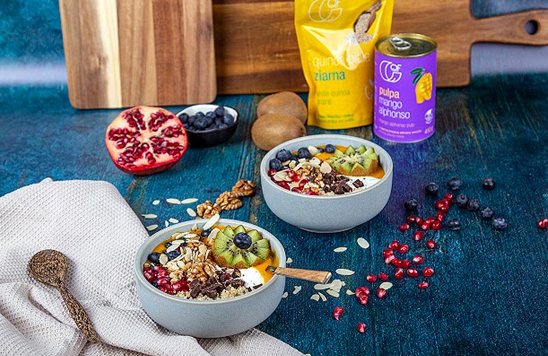 Smoothie bowl z pulpą mango i ziarnami quinoa