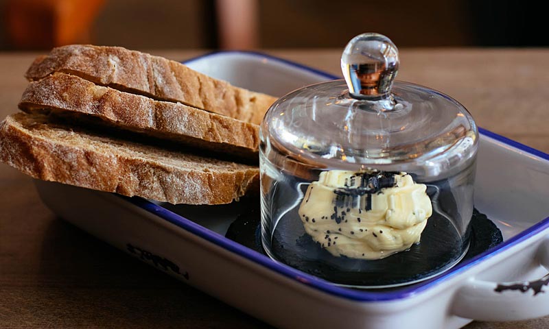 Deska masła - czy znasz najpopularniejszą przekąskę, która podbija polskie restauracje?