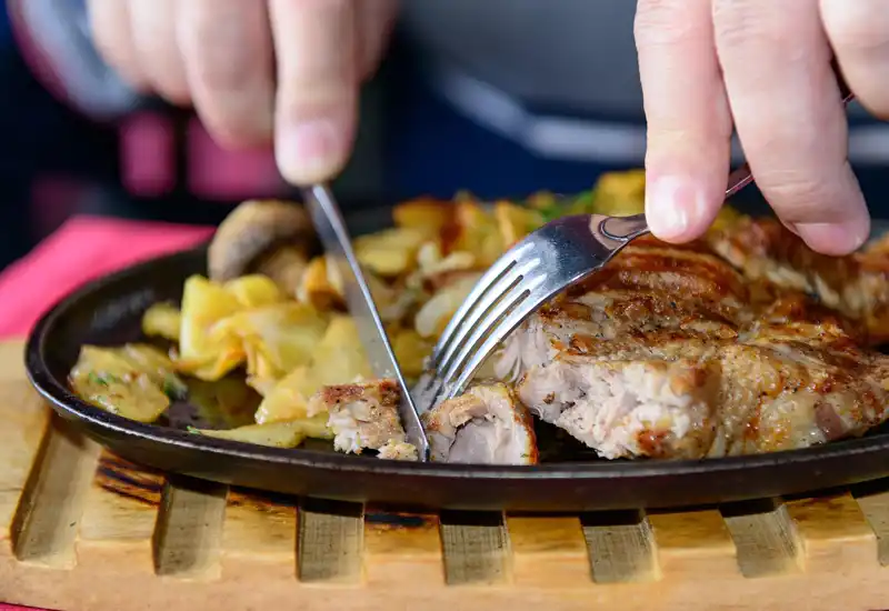 Nietrzymanie moczu, a wyjście do restauracji - jak wspomóc siebie na dłuższy czas?