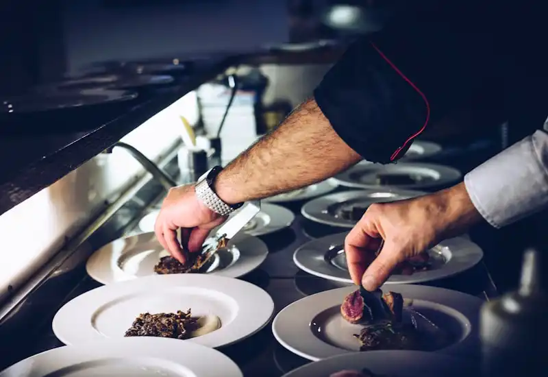 Praca w restauracji, a częste bóle pleców. Co należy zrobić?